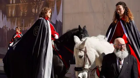 Celebración del pregón a caballo organizado por la Cofradía de las Siete Palabras de Jesús en la Cruz. Foto: Campillo.
