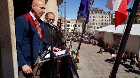 Celebración del pregón a caballo organizado por la Cofradía de las Siete Palabras de Jesús en la Cruz. Foto: Campillo.