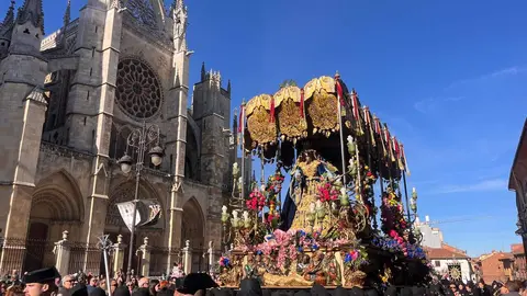 El Gran Poder emociona a León con su solemne Procesión de la Despedida. Foto: Laliena.