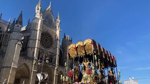 El Gran Poder emociona a León con su solemne Procesión de la Despedida. Foto: Laliena.