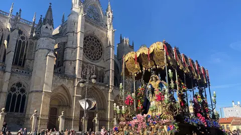 El Gran Poder emociona a León con su solemne Procesión de la Despedida. Foto: Laliena.