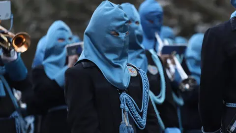 La procesión femenina deslumbra al anochecer y llena de esperanza una pasión leonesa que rebosa público en las aceras de toda la ciudad. Foto: Isaac Llamazares.