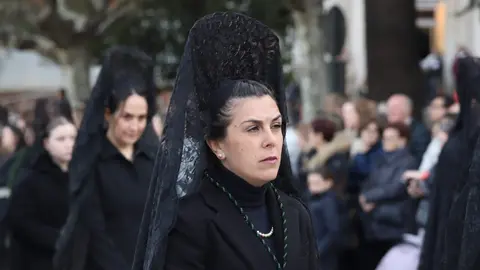 La procesión femenina deslumbra al anochecer y llena de esperanza una pasión leonesa que rebosa público en las aceras de toda la ciudad. Foto: Isaac Llamazares.