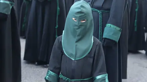 La procesión femenina deslumbra al anochecer y llena de esperanza una pasión leonesa que rebosa público en las aceras de toda la ciudad. Foto: Isaac Llamazares.