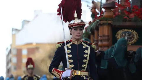 La procesión femenina deslumbra al anochecer y llena de esperanza una pasión leonesa que rebosa público en las aceras de toda la ciudad. Foto: Isaac Llamazares.