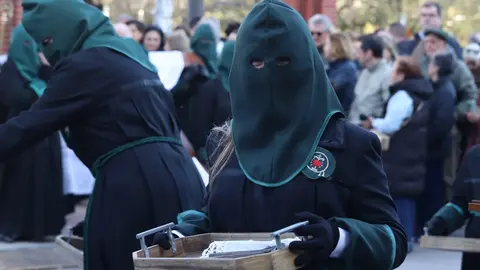 La procesión femenina deslumbra al anochecer y llena de esperanza una pasión leonesa que rebosa público en las aceras de toda la ciudad. Foto: Isaac Llamazares.