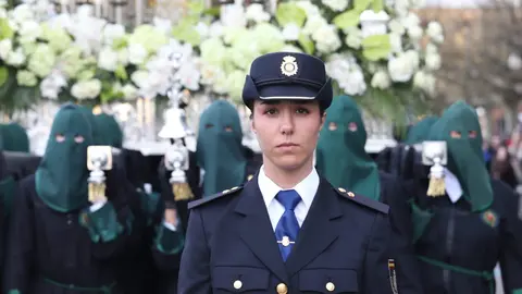 La procesión femenina deslumbra al anochecer y llena de esperanza una pasión leonesa que rebosa público en las aceras de toda la ciudad. Foto: Isaac Llamazares.