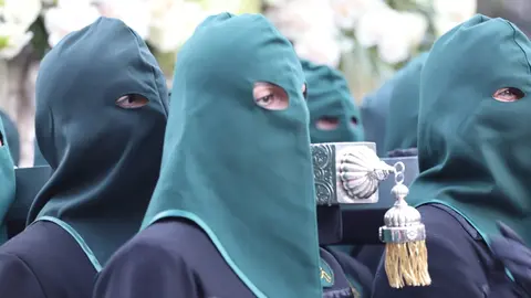 La procesión femenina deslumbra al anochecer y llena de esperanza una pasión leonesa que rebosa público en las aceras de toda la ciudad. Foto: Isaac Llamazares.