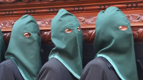 La procesión femenina deslumbra al anochecer y llena de esperanza una pasión leonesa que rebosa público en las aceras de toda la ciudad. Foto: Isaac Llamazares.