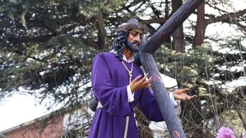 La procesión femenina deslumbra al anochecer y llena de esperanza una pasión leonesa que rebosa público en las aceras de toda la ciudad. Foto: Isaac Llamazares.