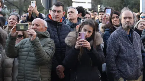 La procesión femenina deslumbra al anochecer y llena de esperanza una pasión leonesa que rebosa público en las aceras de toda la ciudad. Foto: Isaac Llamazares.