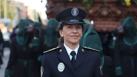 La procesión femenina deslumbra al anochecer y llena de esperanza una pasión leonesa que rebosa público en las aceras de toda la ciudad. Foto: Isaac Llamazares.