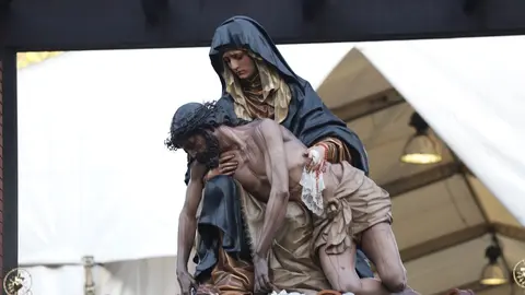 La procesión femenina deslumbra al anochecer y llena de esperanza una pasión leonesa que rebosa público en las aceras de toda la ciudad. Foto: Isaac Llamazares.