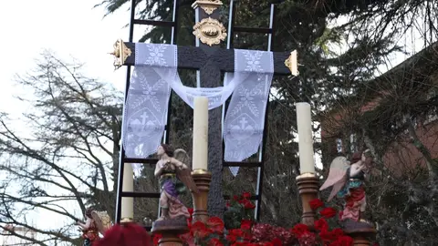La procesión femenina deslumbra al anochecer y llena de esperanza una pasión leonesa que rebosa público en las aceras de toda la ciudad. Foto: Isaac Llamazares.