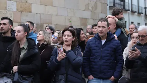 La procesión femenina deslumbra al anochecer y llena de esperanza una pasión leonesa que rebosa público en las aceras de toda la ciudad. Foto: Isaac Llamazares.