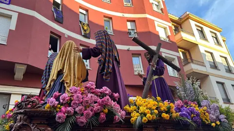 La procesión femenina deslumbra al anochecer y llena de esperanza una pasión leonesa que rebosa público en las aceras de toda la ciudad. Foto: S. García.
