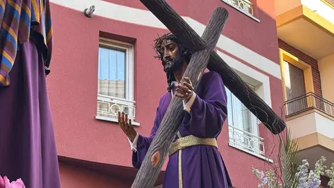 La procesión femenina deslumbra al anochecer y llena de esperanza una pasión leonesa que rebosa público en las aceras de toda la ciudad. Foto: S. García.