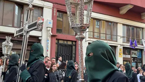 La procesión femenina deslumbra al anochecer y llena de esperanza una pasión leonesa que rebosa público en las aceras de toda la ciudad. Foto: S. García.