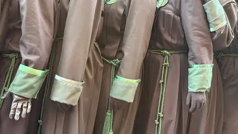 La procesión femenina deslumbra al anochecer y llena de esperanza una pasión leonesa que rebosa público en las aceras de toda la ciudad. Foto: S. García.