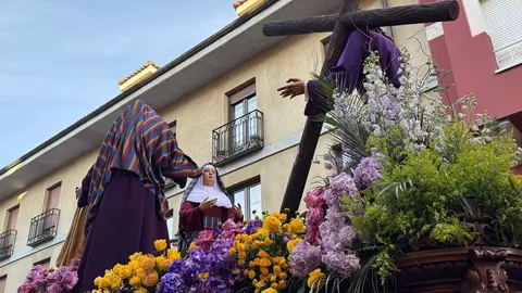 La procesión femenina deslumbra al anochecer y llena de esperanza una pasión leonesa que rebosa público en las aceras de toda la ciudad. Foto: S. García.