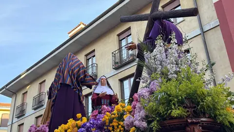 La procesión femenina deslumbra al anochecer y llena de esperanza una pasión leonesa que rebosa público en las aceras de toda la ciudad. Foto: S. García.