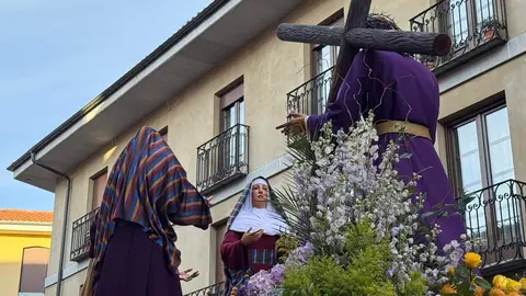 La procesión femenina deslumbra al anochecer y llena de esperanza una pasión leonesa que rebosa público en las aceras de toda la ciudad. Foto: S. García.