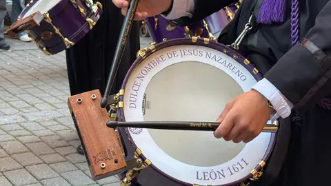 La procesión femenina deslumbra al anochecer y llena de esperanza una pasión leonesa que rebosa público en las aceras de toda la ciudad. Foto: S. García.
