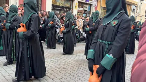 La procesión femenina deslumbra al anochecer y llena de esperanza una pasión leonesa que rebosa público en las aceras de toda la ciudad. Foto: S. García.