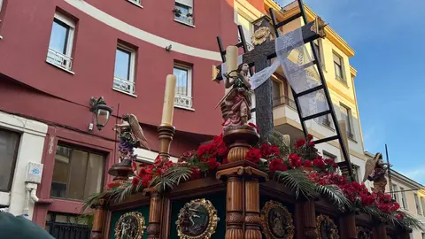 La procesión femenina deslumbra al anochecer y llena de esperanza una pasión leonesa que rebosa público en las aceras de toda la ciudad. Foto: S. García.