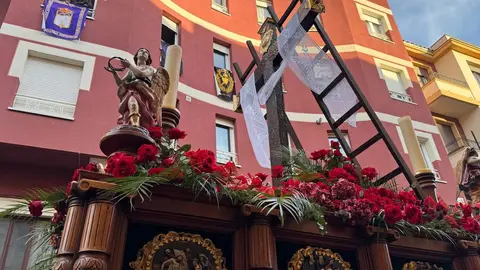 La procesión femenina deslumbra al anochecer y llena de esperanza una pasión leonesa que rebosa público en las aceras de toda la ciudad. Foto: S. García.