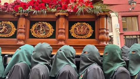 La procesión femenina deslumbra al anochecer y llena de esperanza una pasión leonesa que rebosa público en las aceras de toda la ciudad. Foto: S. García.