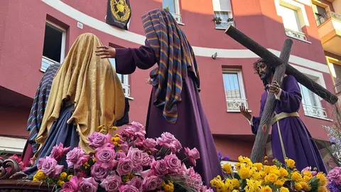 La procesión femenina deslumbra al anochecer y llena de esperanza una pasión leonesa que rebosa público en las aceras de toda la ciudad. Foto: S. García.