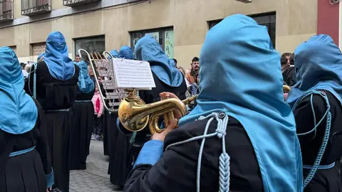 La procesión femenina deslumbra al anochecer y llena de esperanza una pasión leonesa que rebosa público en las aceras de toda la ciudad. Foto: S. García.