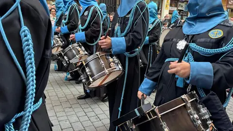 La procesión femenina deslumbra al anochecer y llena de esperanza una pasión leonesa que rebosa público en las aceras de toda la ciudad. Foto: S. García.