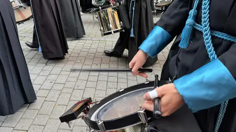 La procesión femenina deslumbra al anochecer y llena de esperanza una pasión leonesa que rebosa público en las aceras de toda la ciudad. Foto: S. García.
