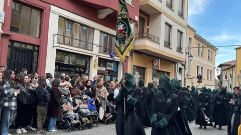 La procesión femenina deslumbra al anochecer y llena de esperanza una pasión leonesa que rebosa público en las aceras de toda la ciudad. Foto: S. García.