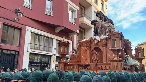 La procesión femenina deslumbra al anochecer y llena de esperanza una pasión leonesa que rebosa público en las aceras de toda la ciudad. Foto: S. García.