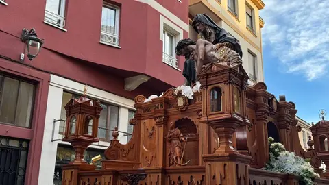 La procesión femenina deslumbra al anochecer y llena de esperanza una pasión leonesa que rebosa público en las aceras de toda la ciudad. Foto: S. García.