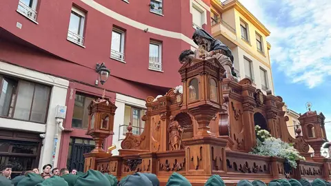 La procesión femenina deslumbra al anochecer y llena de esperanza una pasión leonesa que rebosa público en las aceras de toda la ciudad. Foto: S. García.
