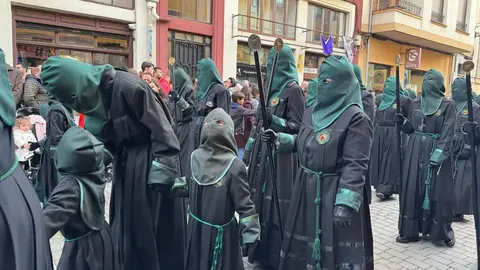 La procesión femenina deslumbra al anochecer y llena de esperanza una pasión leonesa que rebosa público en las aceras de toda la ciudad. Foto: S. García.
