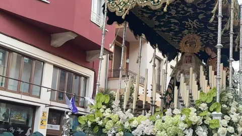 La procesión femenina deslumbra al anochecer y llena de esperanza una pasión leonesa que rebosa público en las aceras de toda la ciudad. Foto: S. García.