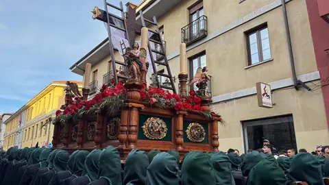 La procesión femenina deslumbra al anochecer y llena de esperanza una pasión leonesa que rebosa público en las aceras de toda la ciudad. Foto: S. García.