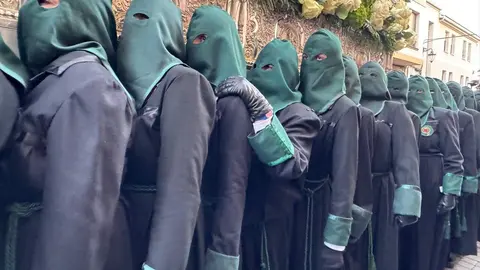 La procesión femenina deslumbra al anochecer y llena de esperanza una pasión leonesa que rebosa público en las aceras de toda la ciudad. Foto: S. García.
