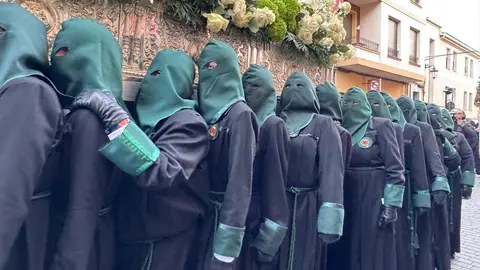 La procesión femenina deslumbra al anochecer y llena de esperanza una pasión leonesa que rebosa público en las aceras de toda la ciudad. Foto: S. García.