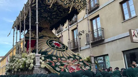 La procesión femenina deslumbra al anochecer y llena de esperanza una pasión leonesa que rebosa público en las aceras de toda la ciudad. Foto: S. García.