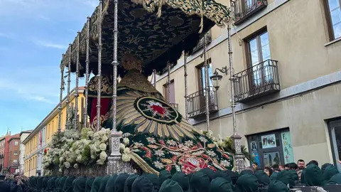 La procesión femenina deslumbra al anochecer y llena de esperanza una pasión leonesa que rebosa público en las aceras de toda la ciudad. Foto: S. García.