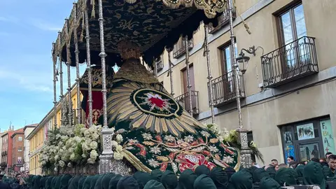 La procesión femenina deslumbra al anochecer y llena de esperanza una pasión leonesa que rebosa público en las aceras de toda la ciudad. Foto: S. García.