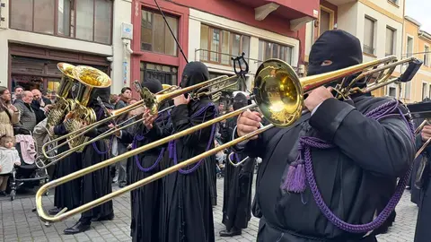 La procesión femenina deslumbra al anochecer y llena de esperanza una pasión leonesa que rebosa público en las aceras de toda la ciudad. Foto: S. García.