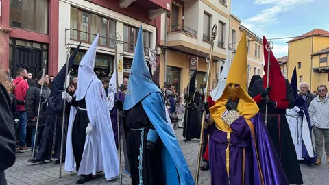 La procesión femenina deslumbra al anochecer y llena de esperanza una pasión leonesa que rebosa público en las aceras de toda la ciudad. Foto: S. García.