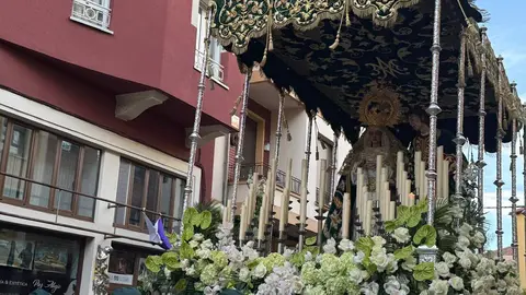 La procesión femenina deslumbra al anochecer y llena de esperanza una pasión leonesa que rebosa público en las aceras de toda la ciudad. Foto: S. García.